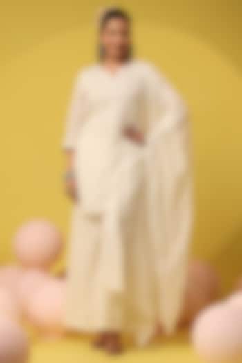 White Mulmul Thread Embroidered Straight Kurta Set by Scakhi Luxe at Pernia's Pop Up Shop