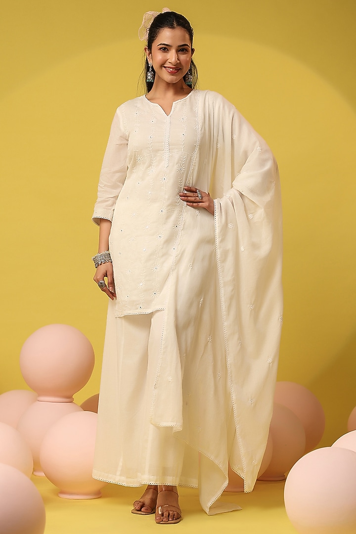 White Mulmul Thread Embroidered Straight Kurta Set by Scakhi Luxe at Pernia's Pop Up Shop