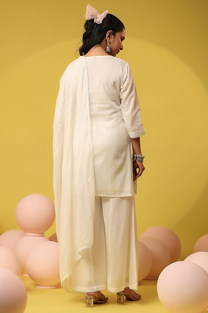 White Mulmul Thread Embroidered Straight Kurta Set by Scakhi Luxe at Pernia's Pop Up Shop