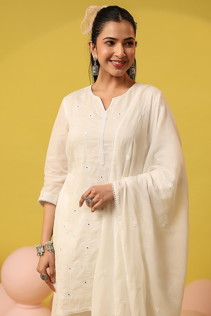 White Mulmul Thread Embroidered Straight Kurta Set by Scakhi Luxe at Pernia's Pop Up Shop