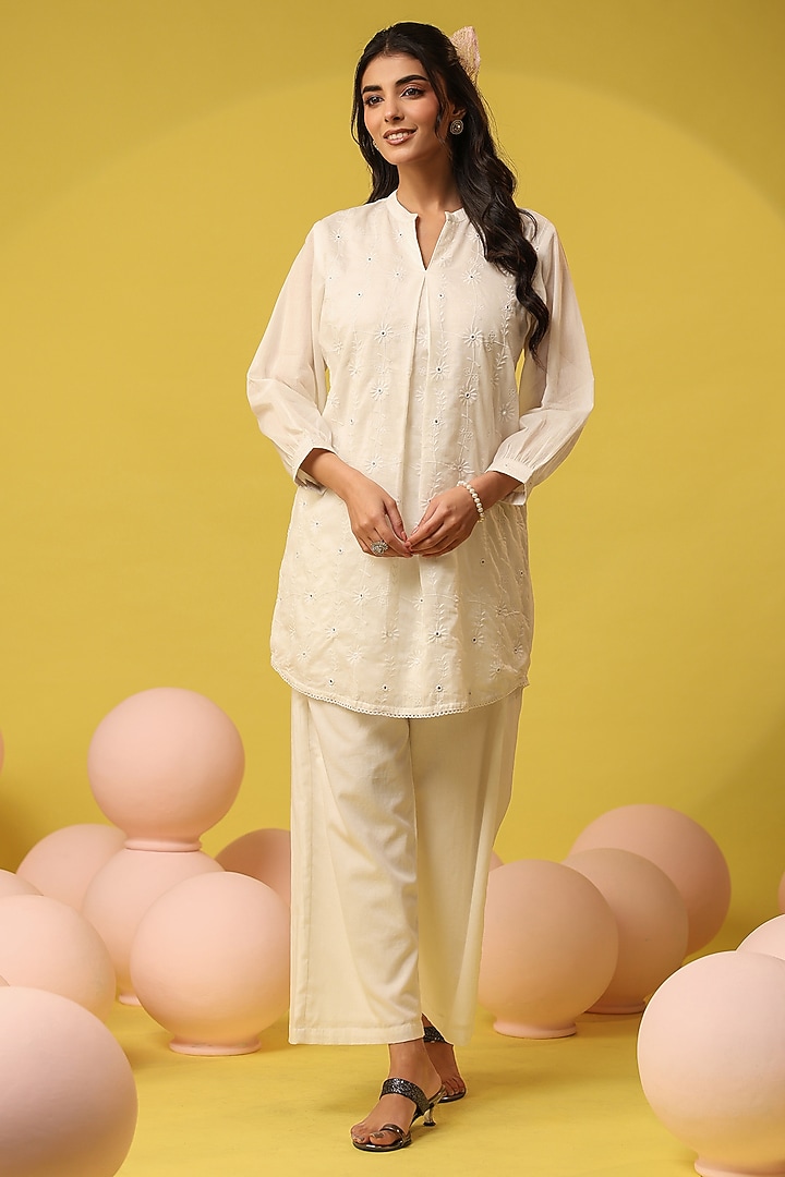 Off-White Mulmul Chikankari Embroidered Tunic Set by Scakhi Luxe at Pernia's Pop Up Shop