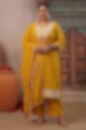 Mustard Cotton Mulmul Thread Embroidered Straight Kurta Set by Scakhi Luxe at Pernia's Pop Up Shop