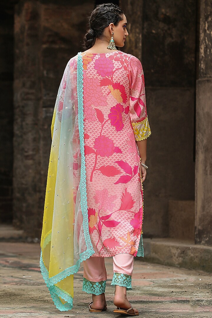 Pink Chinon Silk Floral Printed Kurta Set by Scakhi Luxe at Pernia's Pop Up Shop