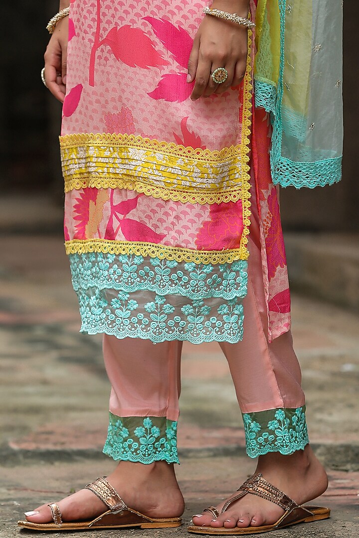 Pink Chinon Silk Floral Printed Kurta Set by Scakhi Luxe at Pernia's Pop Up Shop