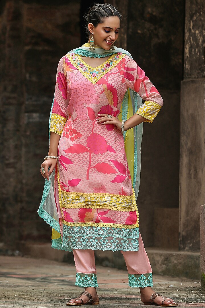 Pink Chinon Silk Floral Printed Kurta Set by Scakhi Luxe at Pernia's Pop Up Shop