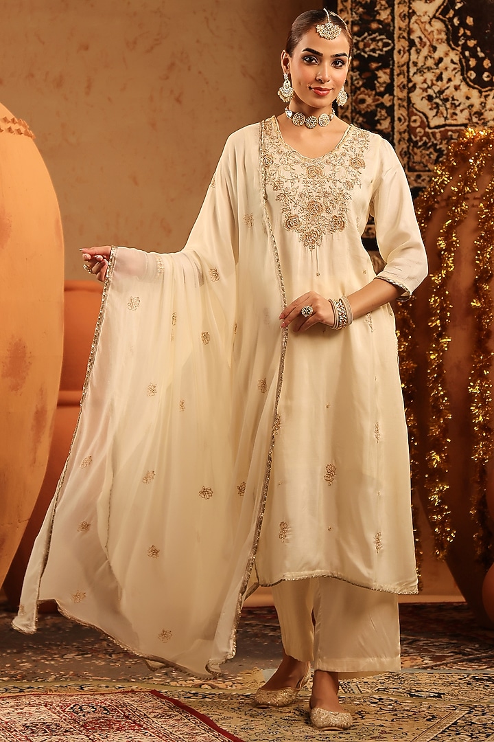 Ivory Russian Silk Thread Hand Embroidered Kurta Set by Scakhi Luxe at Pernia's Pop Up Shop