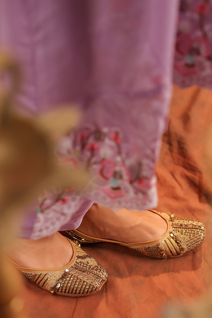 Lavender Organza Silk Embroidered Cape Set by Scakhi Luxe at Pernia's Pop Up Shop