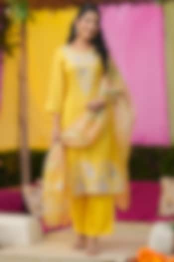 Yellow Shimmer Tissue Floral Embroidered Kurta Set by Scakhi Luxe at Pernia's Pop Up Shop