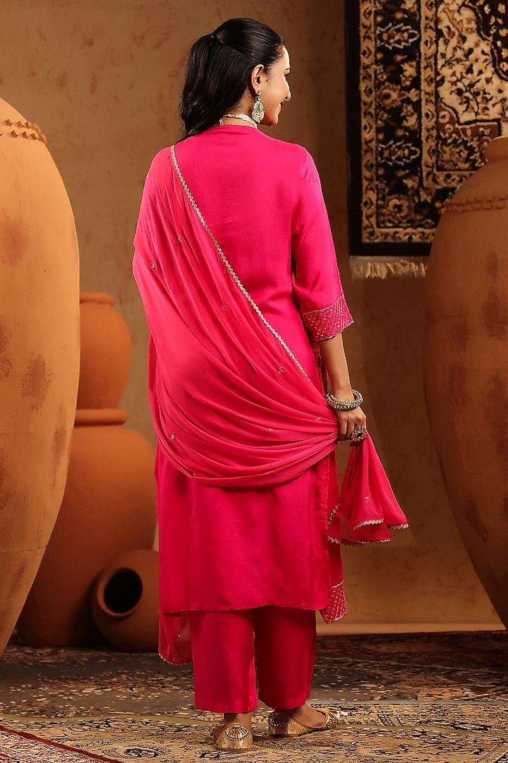 Fuchsia Russian Silk Thread Embroidered Kurta Set by Scakhi Luxe at Pernia's Pop Up Shop