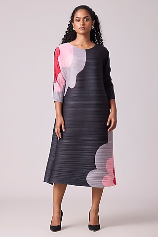 Black Polyester Floral Printed Shift Dress by Scarlet Sage