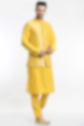 Yellow Cotton Silk Bundi Jacket Set by Samant Chauhan Men at Pernia's Pop Up Shop