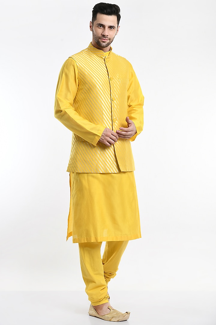 Yellow Cotton Silk Bundi Jacket Set by Samant Chauhan Men at Pernia's Pop Up Shop