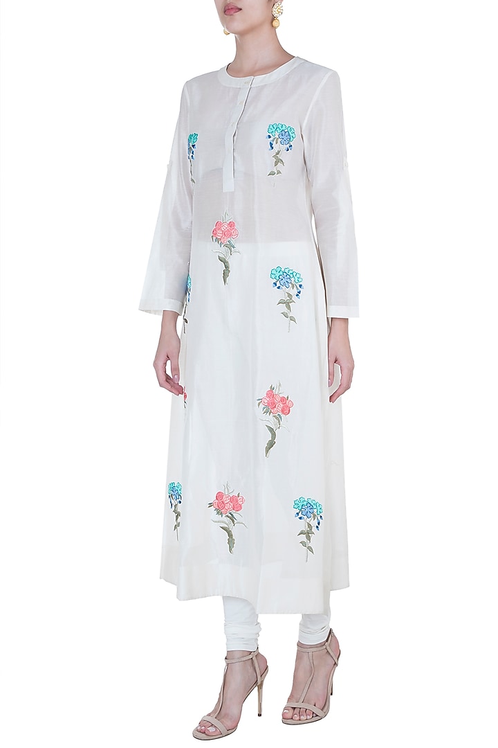 Off White Embroidered Kurta by Samant Chauhan at Pernia's Pop Up Shop