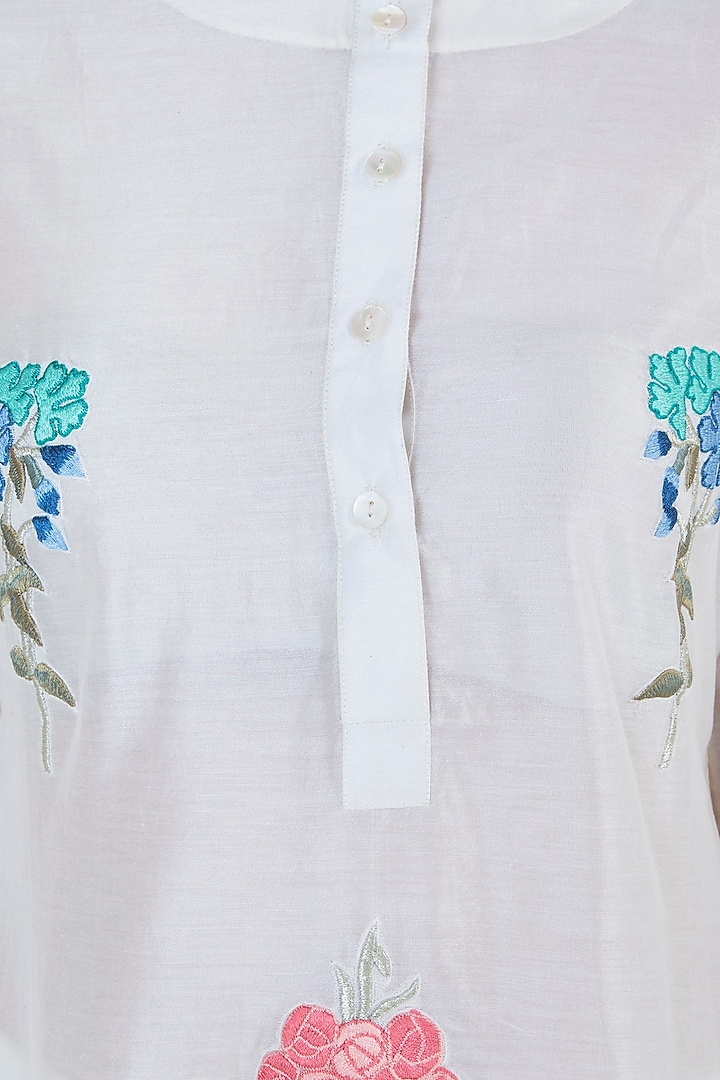 Off White Embroidered Kurta by Samant Chauhan at Pernia's Pop Up Shop