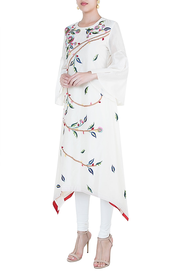 Off White Embroidered High Low Kurta by Samant Chauhan at Pernia's Pop Up Shop