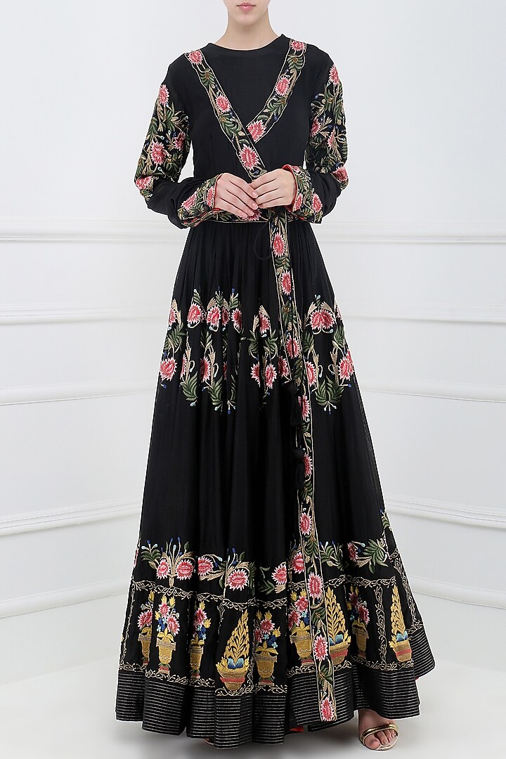 Black embroidered gown available only at Pernia's Pop Up Shop.