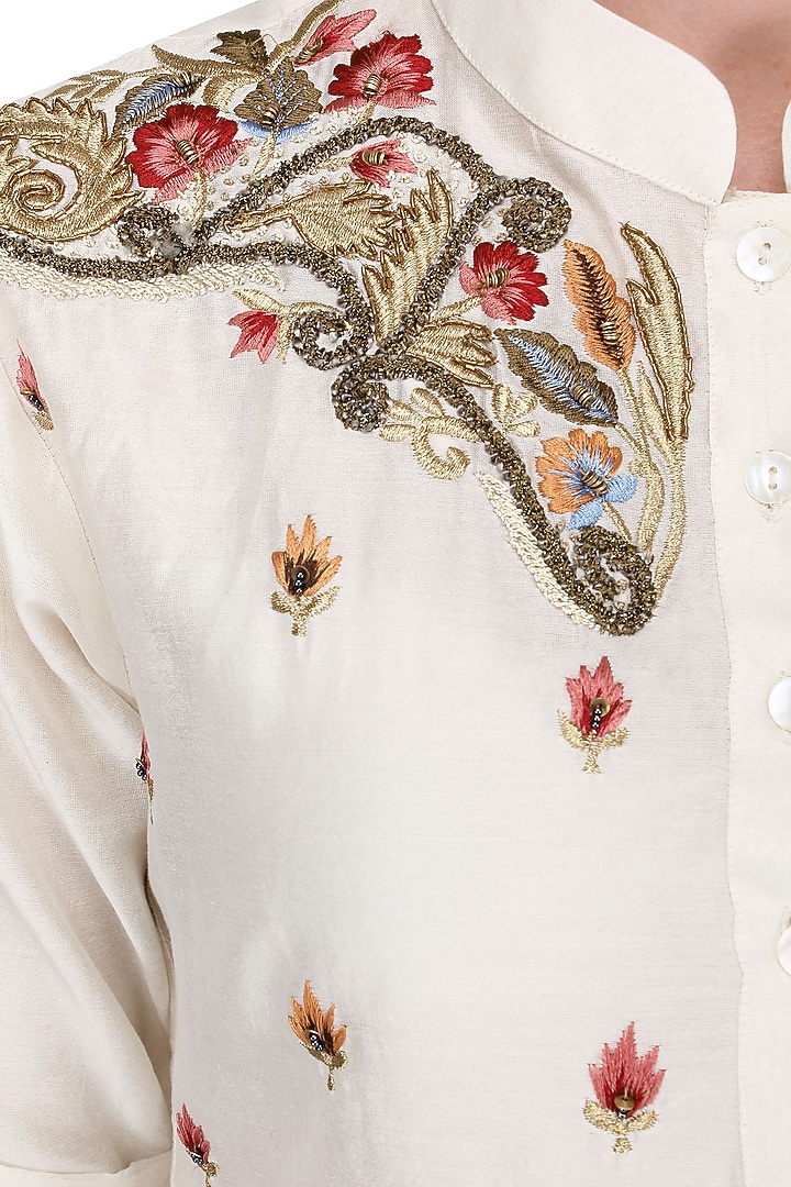Off White thread embroidered kurta available only at Pernia's Pop Up Shop.