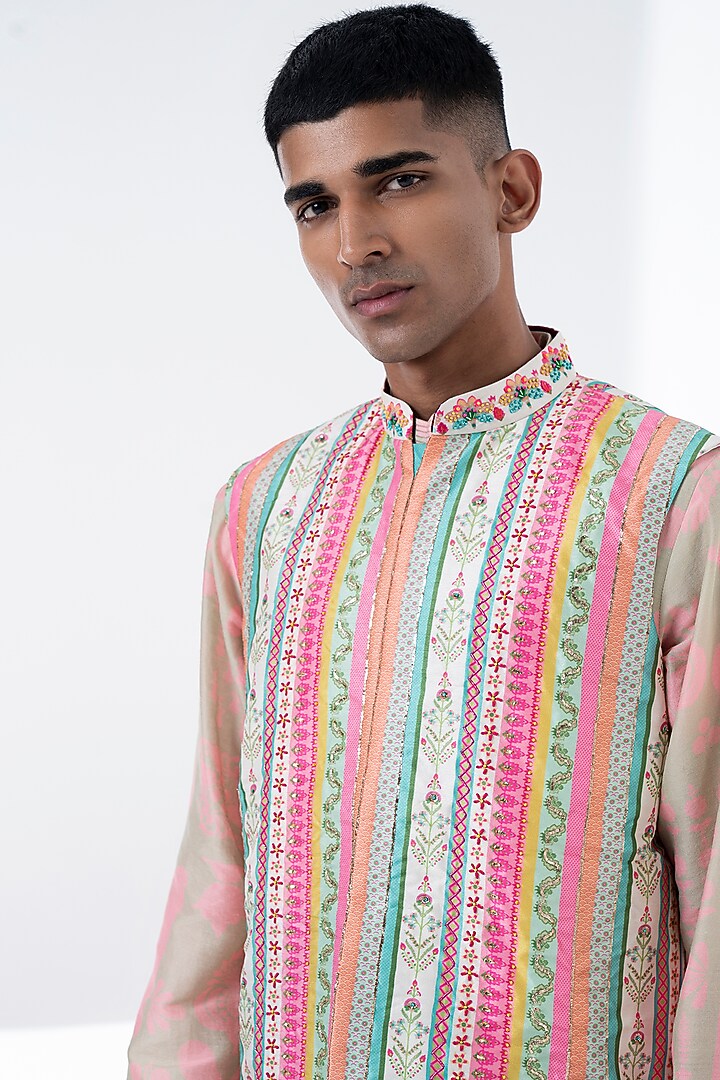 Divine White Dupion Stripes Printed Bundi Jacket by Siddhartha Bansal Men at Pernia's Pop Up Shop