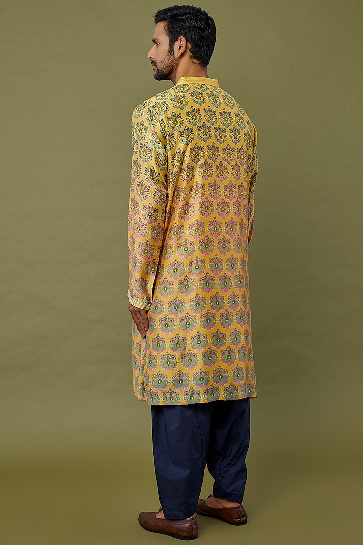 Yellow Cotton Chanderi Digital Printed Kurta & Aari Embroidered Kurta by Siddhartha Bansal Men at Pernia's Pop Up Shop