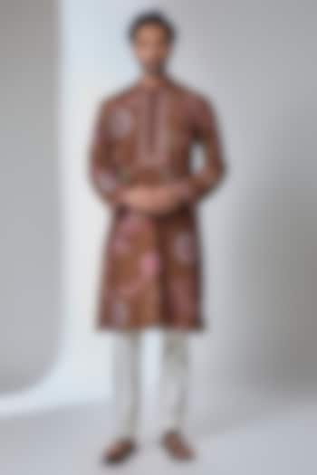 Amber Brown Silk Chanderi Kurta by Siddhartha Bansal Men at Pernia's Pop Up Shop