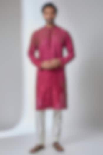 Regal Wine Silk Chanderi Kurta by Siddhartha Bansal Men at Pernia's Pop Up Shop