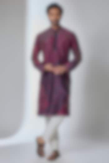 Black-Plum Silk Chanderi Kurta by Siddhartha Bansal Men at Pernia's Pop Up Shop