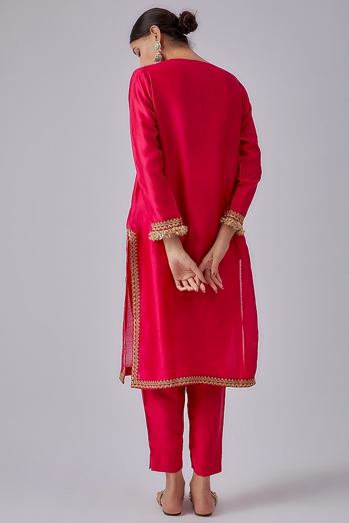 Rani Pink Chanderi Embroidered Kurta Set by Shalini Dokania at Pernia's Pop Up Shop