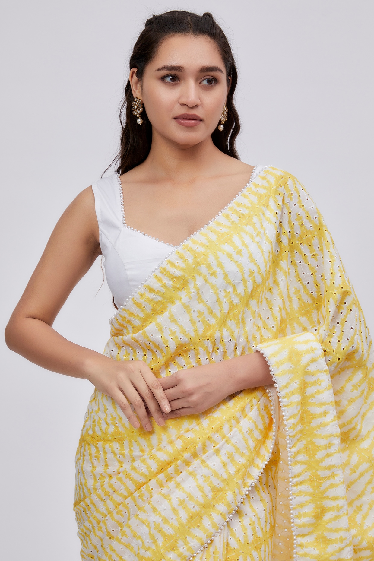 Genelia Deshmukh shines bright in a yellow plain saree!