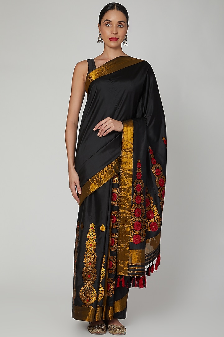 Black Saree Set With Golden Thread Detailing by Sanjukta Dutta