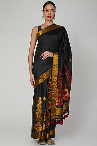 Black Saree Set With Golden Thread Detailing by Sanjukta Dutta