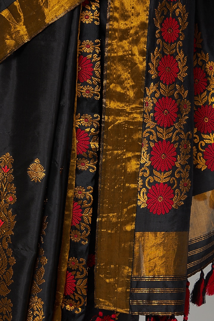 Black Wedding Saree Set With Golden Thread Detailing by Sanjukta Dutta at Pernia's Pop Up Shop