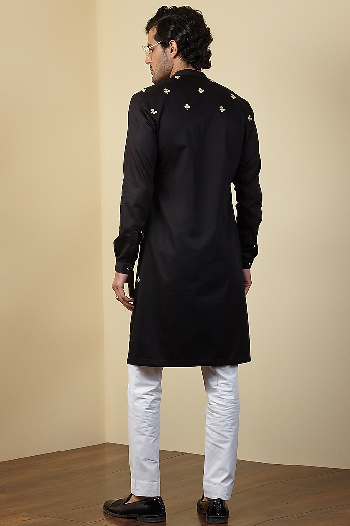 Black Embroidered Kurta Set by SEVENDC MEN at Pernia's Pop Up Shop