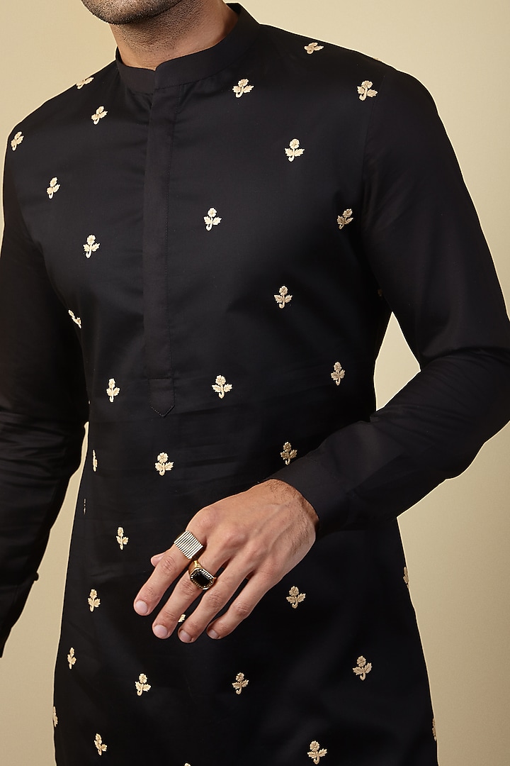 Black Embroidered Kurta Set by SEVENDC MEN at Pernia's Pop Up Shop