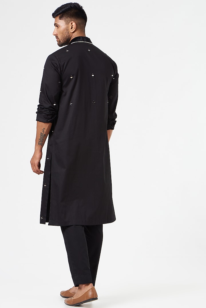Black Embroidered Kurta Set by SEVENDC MEN at Pernia's Pop Up Shop