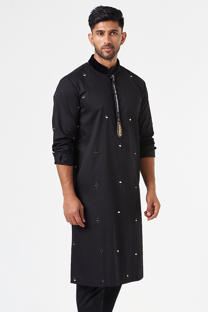 Black Embroidered Kurta Set by SEVENDC MEN at Pernia's Pop Up Shop