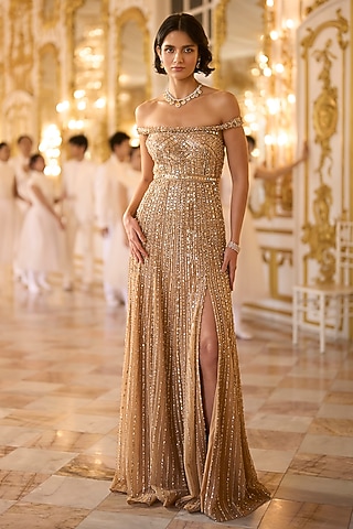 golden net dress Golden dress with the golden lace veil just perfect , #weddingdress #bride #wedding