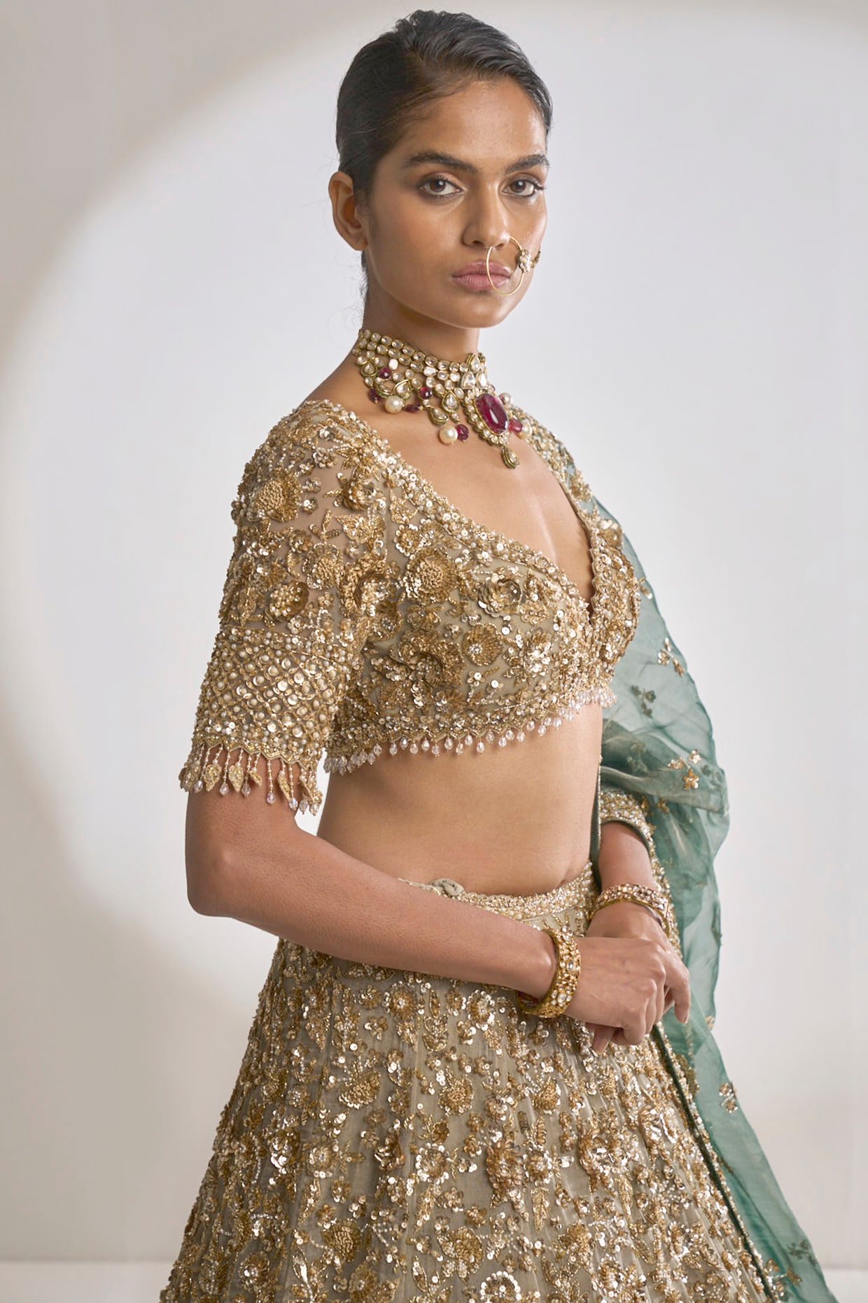 Premium Photo | Stunning indian bride dressed in traditional wedding  clothes lehenga embroidered with gold jewellery