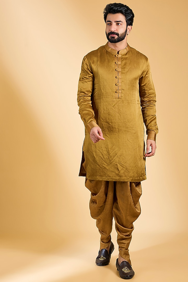 Antique Gold Raw Silk Embroidered Sherwani Set by Seema Gujral Men at Pernia's Pop Up Shop