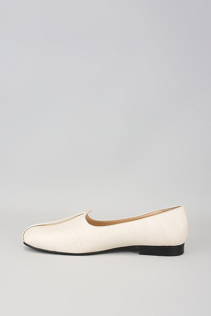 Cream Silk Mojaris by Seema Gujral Men at Pernia's Pop Up Shop