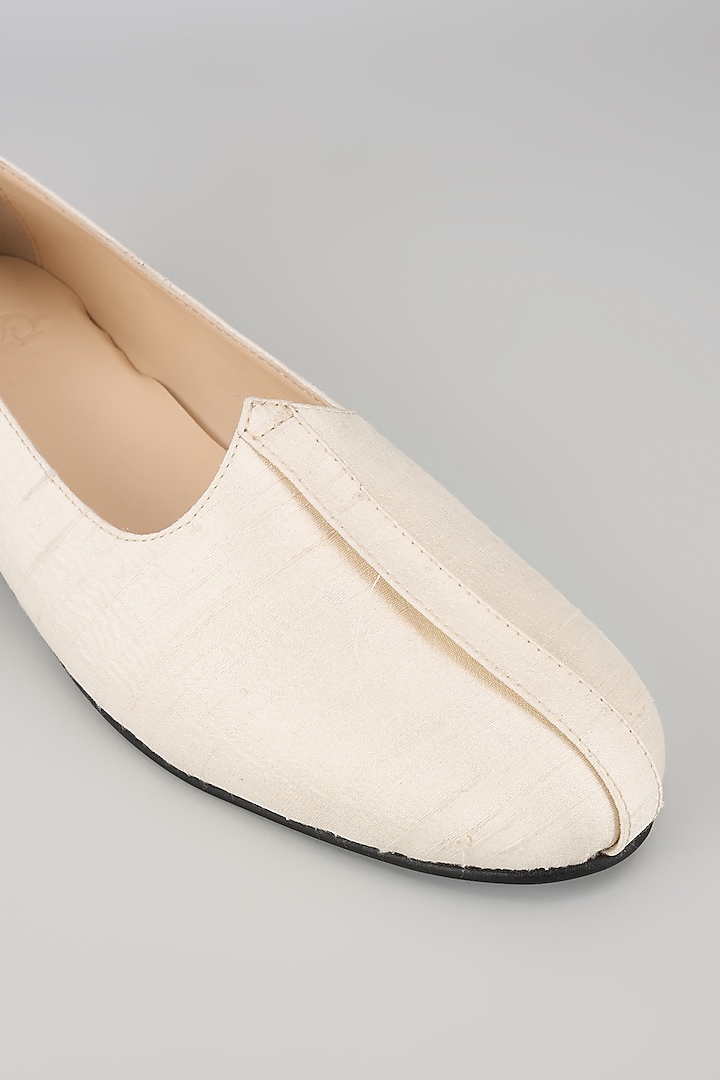 Cream Silk Mojaris by Seema Gujral Men at Pernia's Pop Up Shop