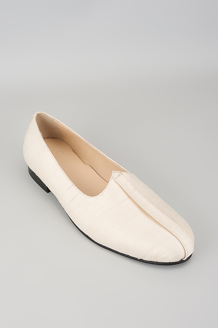Cream Silk Mojaris by Seema Gujral Men at Pernia's Pop Up Shop