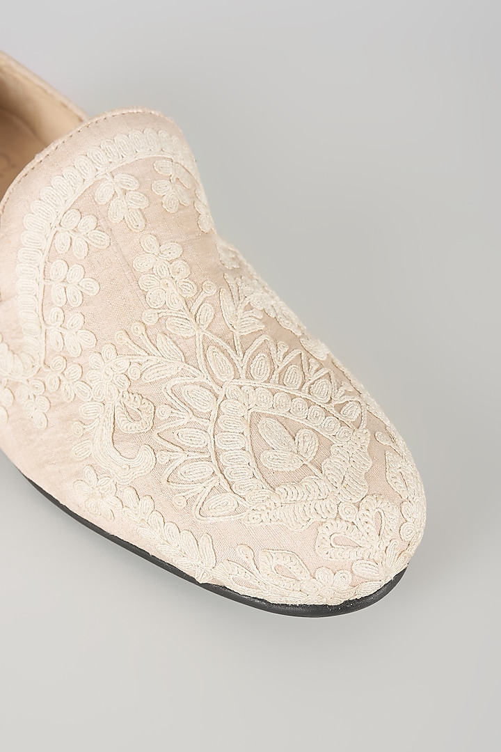 Nude Leather Juttis by Seema Gujral Men at Pernia's Pop Up Shop