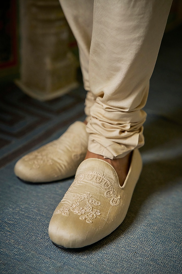 Champagne Raw Silk Thread Embroidered Groom Sherwani Set by Seema Gujral Men at Pernia's Pop Up Shop