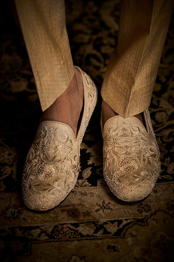 Cream Raw Silk Embroidered Groom Sherwani Set by Seema Gujral Men at Pernia's Pop Up Shop