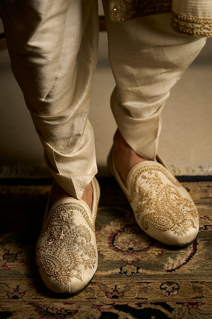 Cream Raw Silk Embroidered Groom Sherwani Set With Juttis & Stole by Seema Gujral Men at Pernia's Pop Up Shop