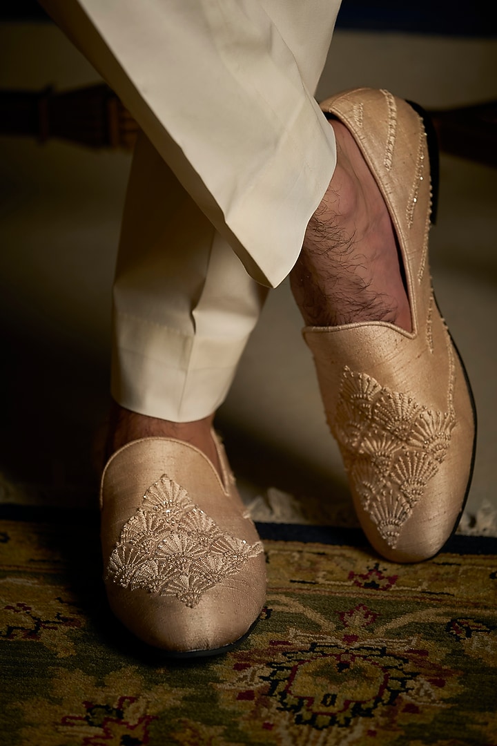 Peach Raw Silk Embroidered Groom Sherwani Set With Juttis & Stole by Seema Gujral Men at Pernia's Pop Up Shop