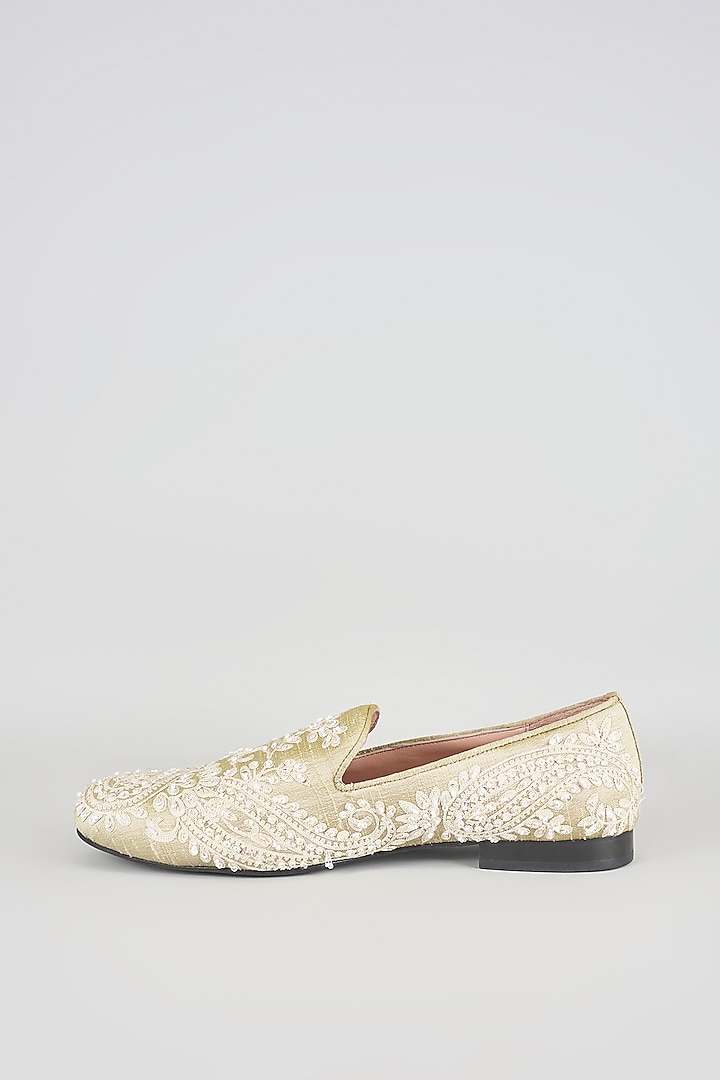 Ivory Silk Juttis by Seema Gujral Men at Pernia's Pop Up Shop