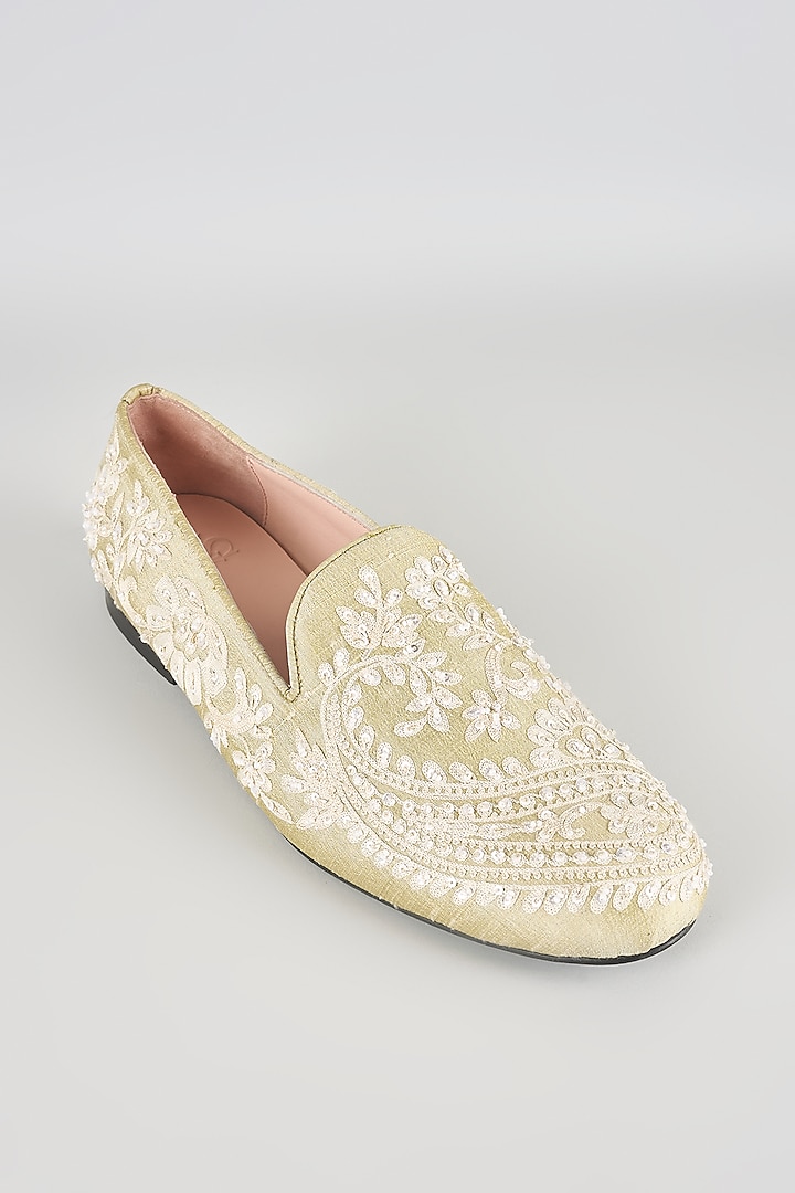 Ivory Silk Juttis by Seema Gujral Men at Pernia's Pop Up Shop