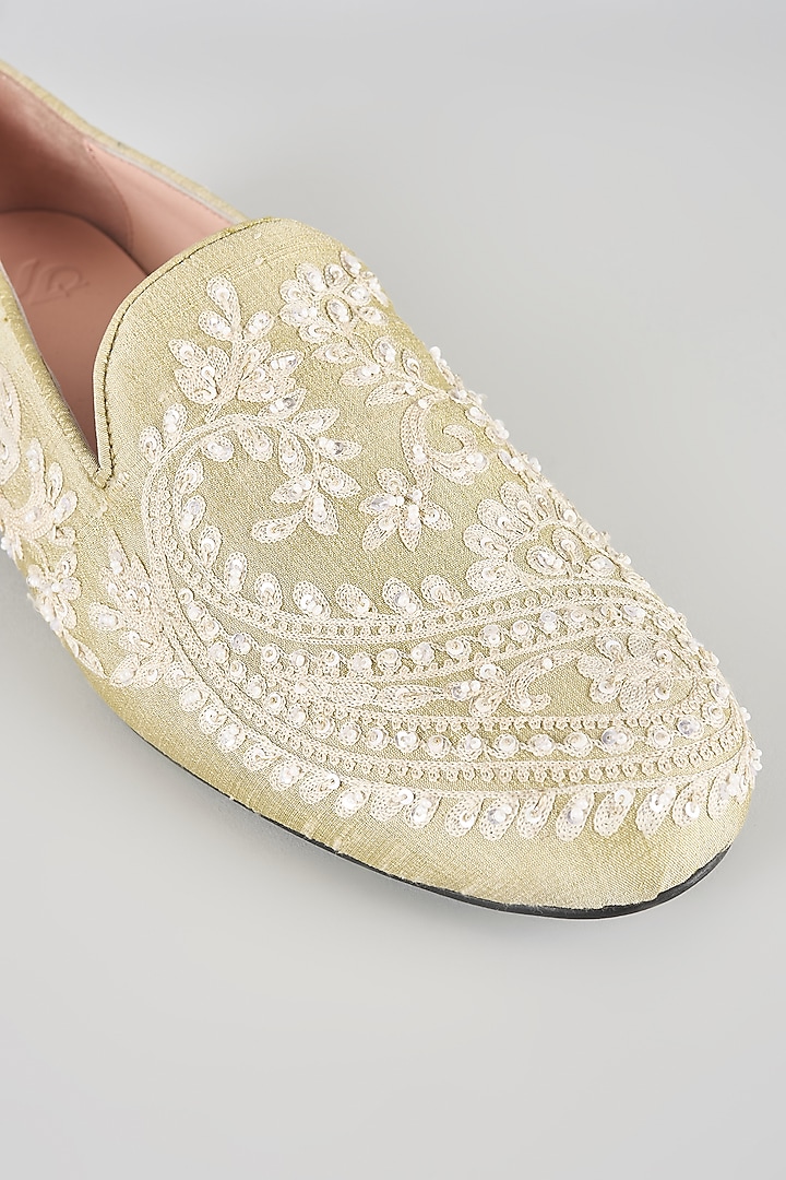 Ivory Silk Juttis by Seema Gujral Men at Pernia's Pop Up Shop