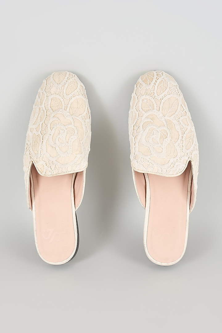 Ivory Silk Juttis by Seema Gujral Men at Pernia's Pop Up Shop